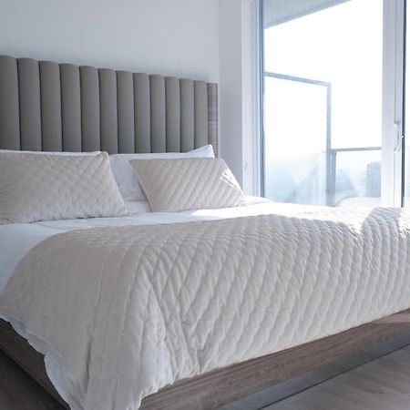 Modern Luxury Waterfront Condo Mississauga Bagian luar foto