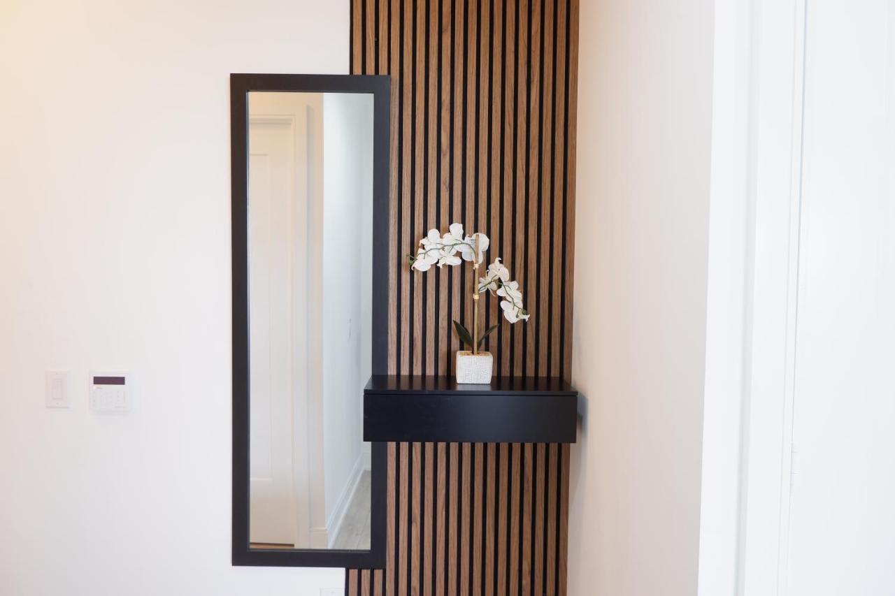 Modern Luxury Waterfront Condo Mississauga Bagian luar foto