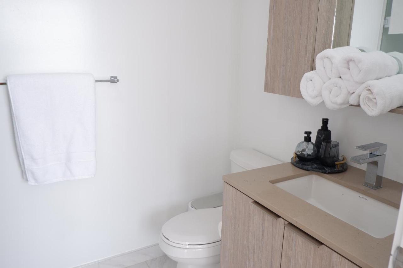 Modern Luxury Waterfront Condo Mississauga Bagian luar foto